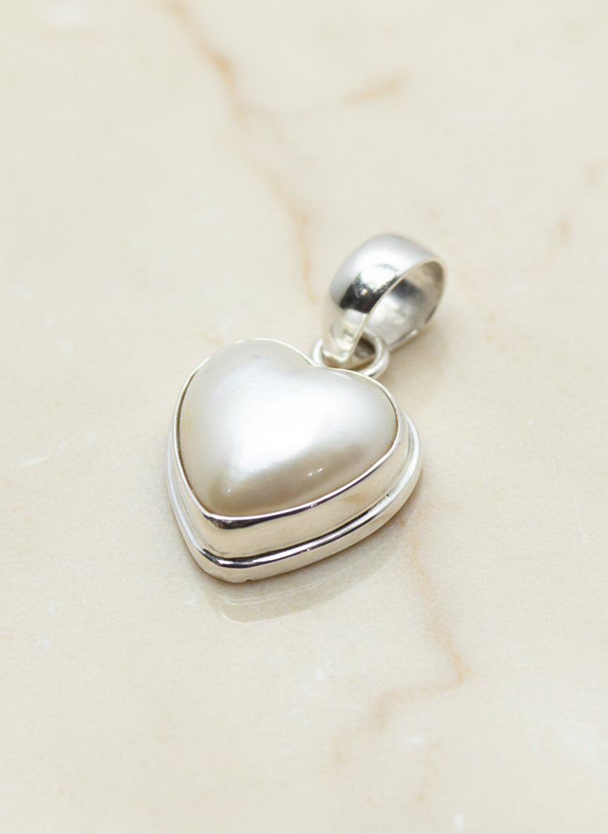 Mother of Pearl Heart Byron Pendant PP016